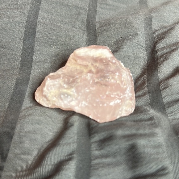 Rose quartz raw crystal - Picture 3 of 3